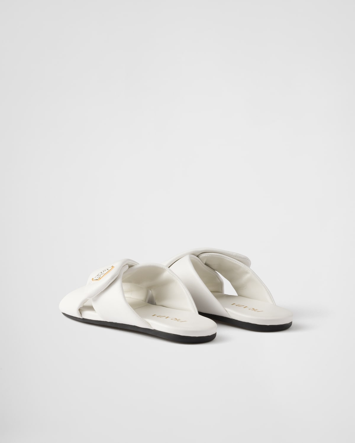 Prada Sandalias planas de napa acolchada En oferta