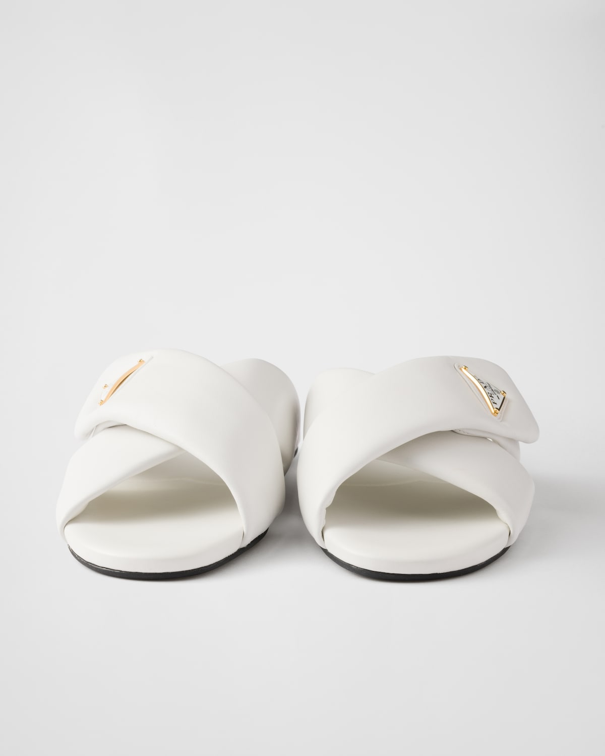 Prada Sandalias planas de napa acolchada En oferta