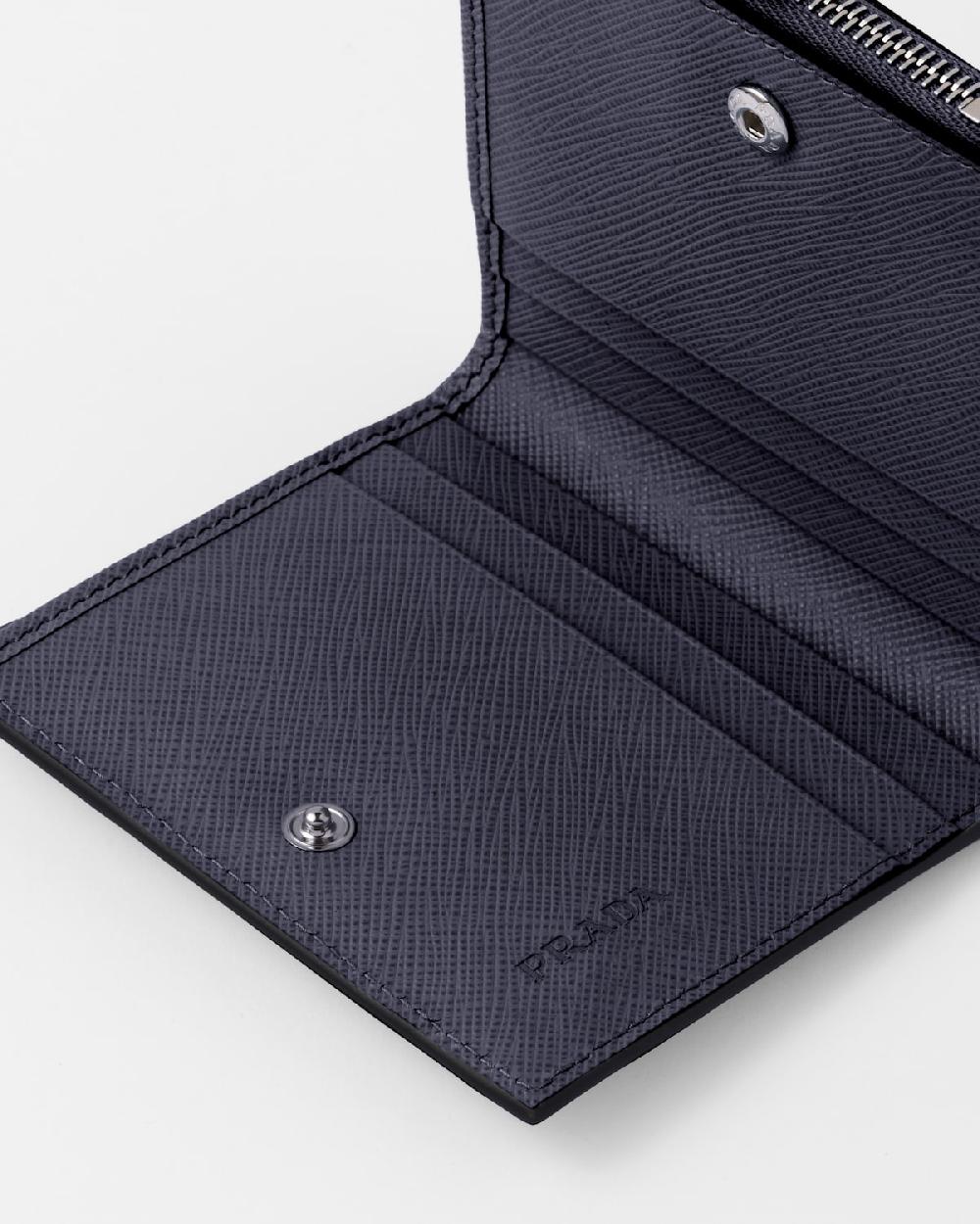 Prada Cartera pequeña de piel Saffiano En oferta