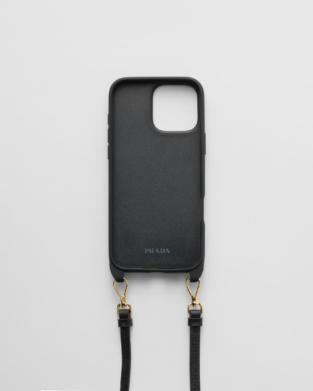 Prada Funda de piel Saffiano para iPhone 16 Pro Max con bandolera Oferta exclusiva