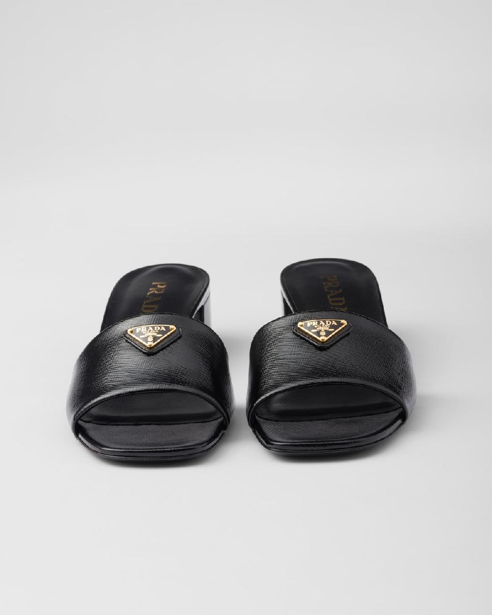 Prada  Sandalias de charol en piel Saffiano Ofertas de temporada