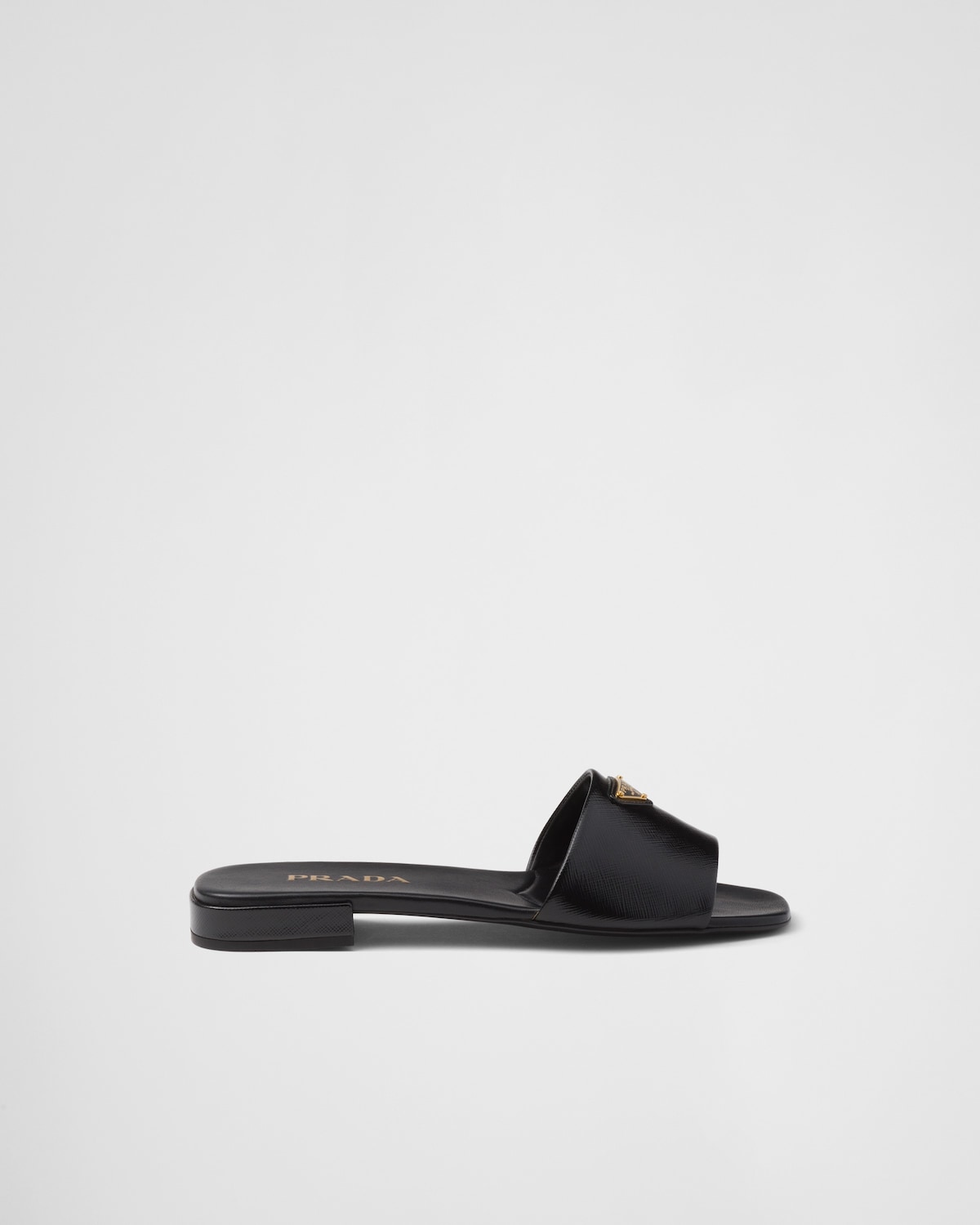 Prada Sandalias planas de charol en piel Saffiano