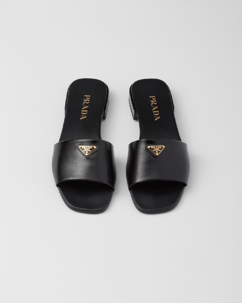 Prada Sandalias planas de charol en piel Saffiano Ofertas especiales