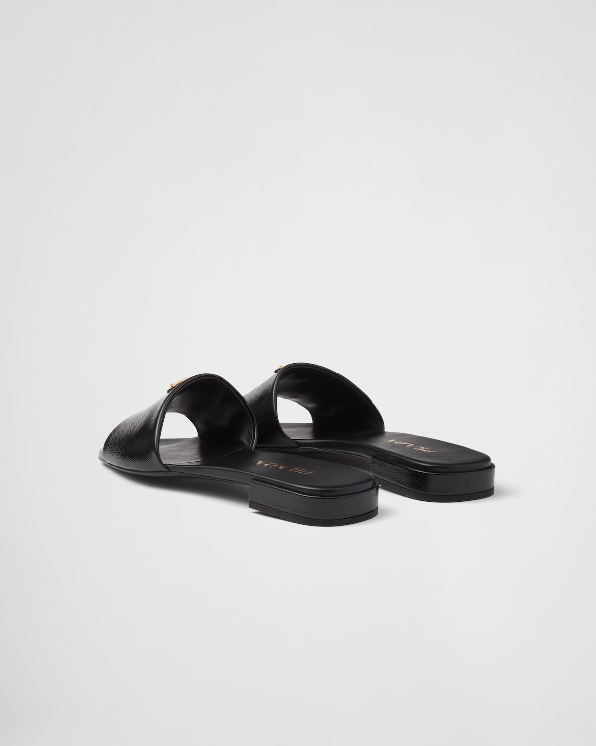 Prada Sandalias planas de charol en piel Saffiano Ofertas especiales