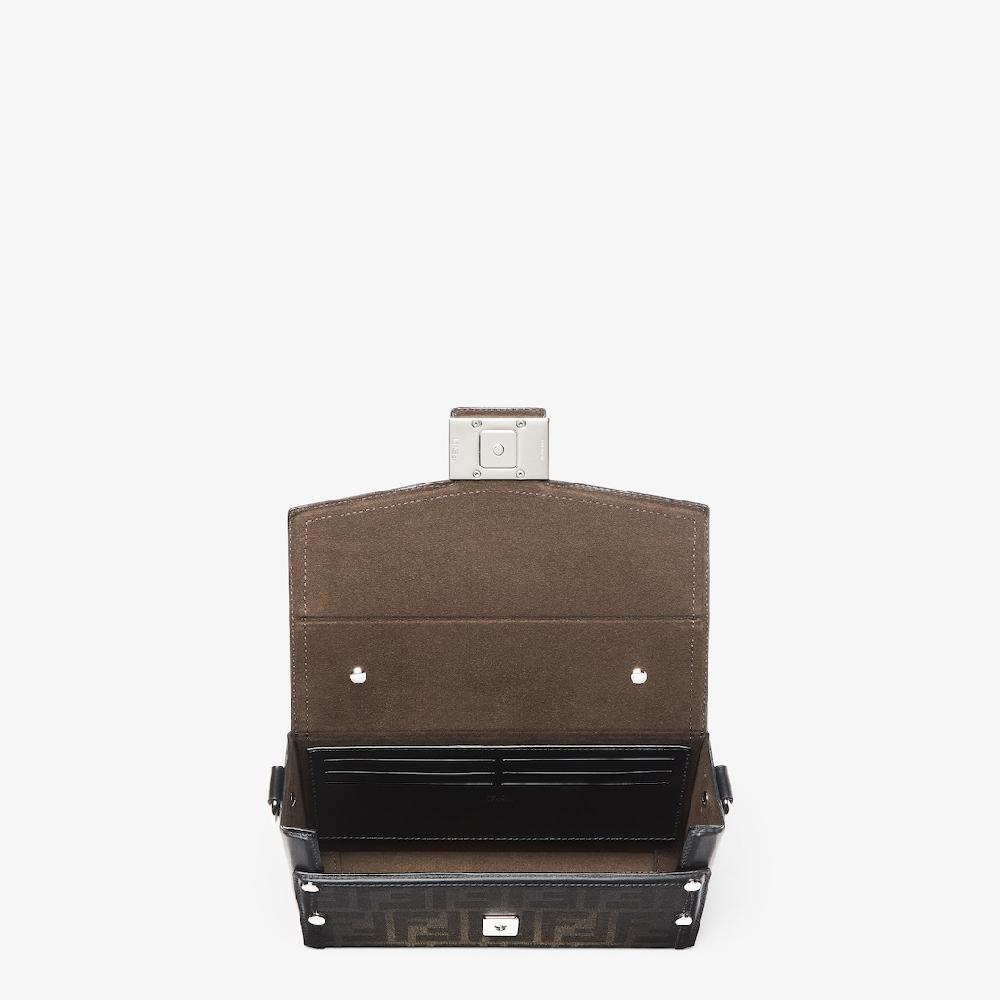 Fendi Baguette Soft Trunk Precio de fábrica