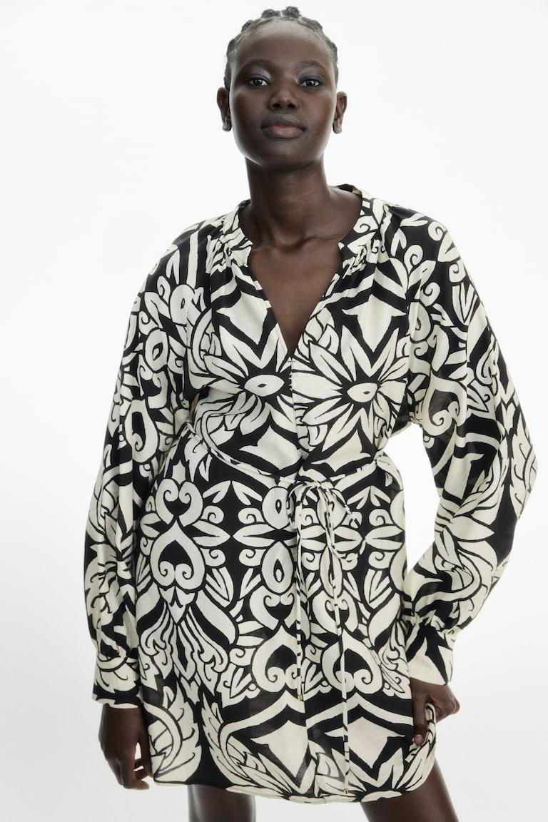 H&M Vestido túnica con cinturón de anudar - Negro/Estampado - MUJER Liquidación