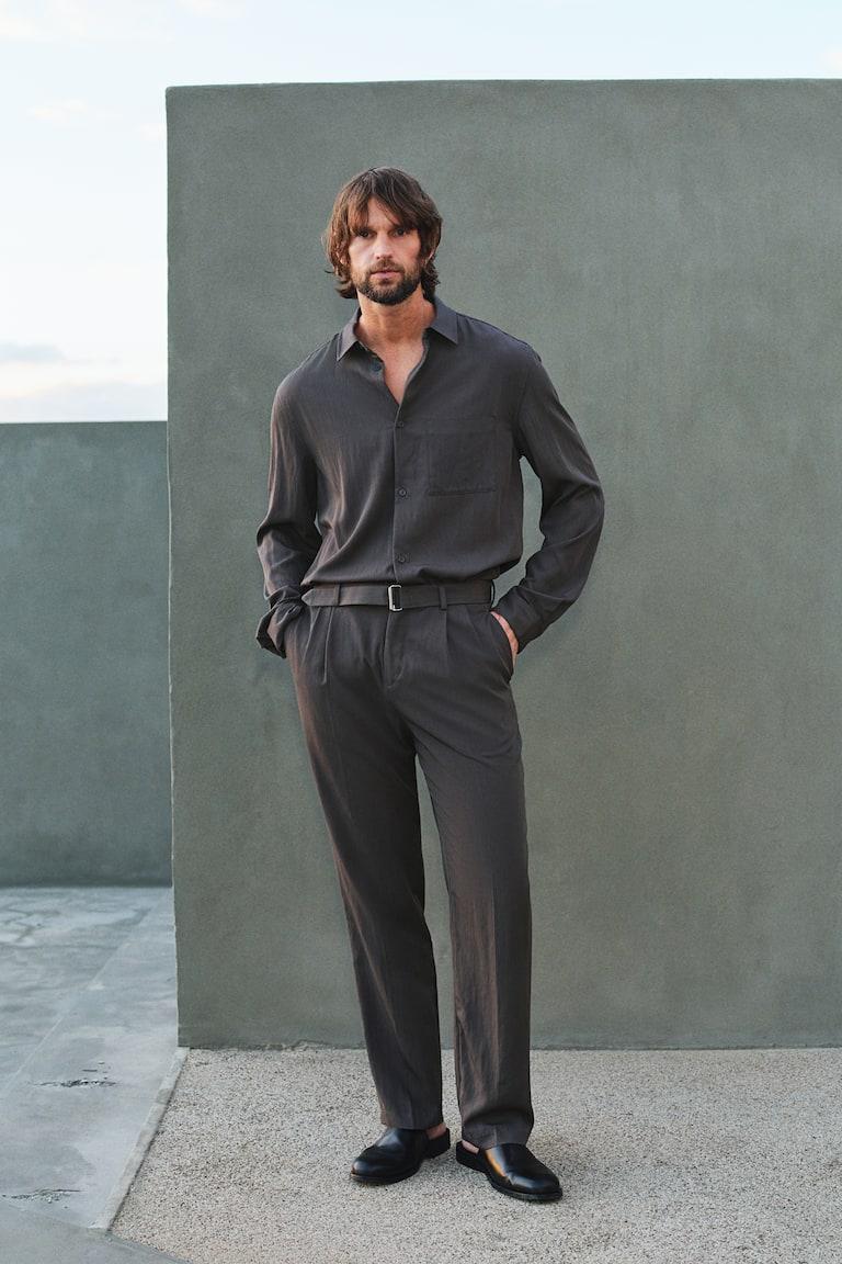 H&M Pantalón de sarga con cinturón Regular Fit - Beige oscuro - HOMBRE