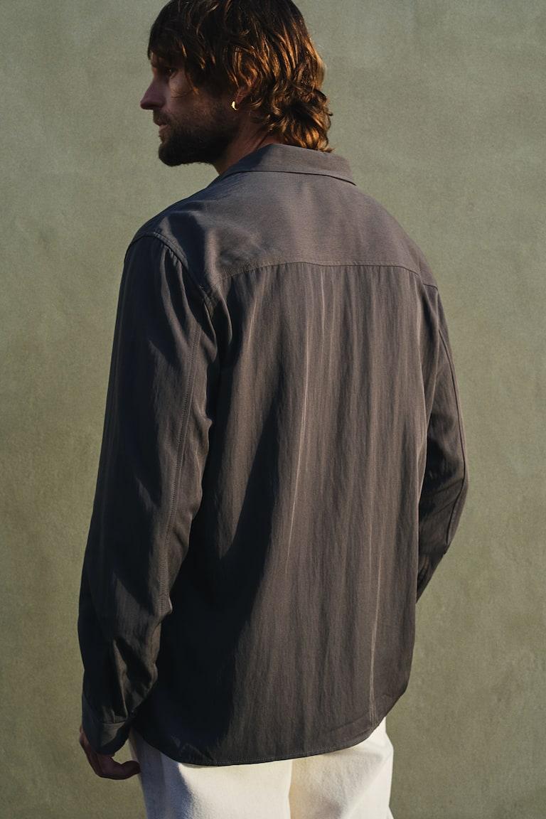 H&M Camisa de satén Loose Fit - Gris oscuro - HOMBRE Libre de impuestos