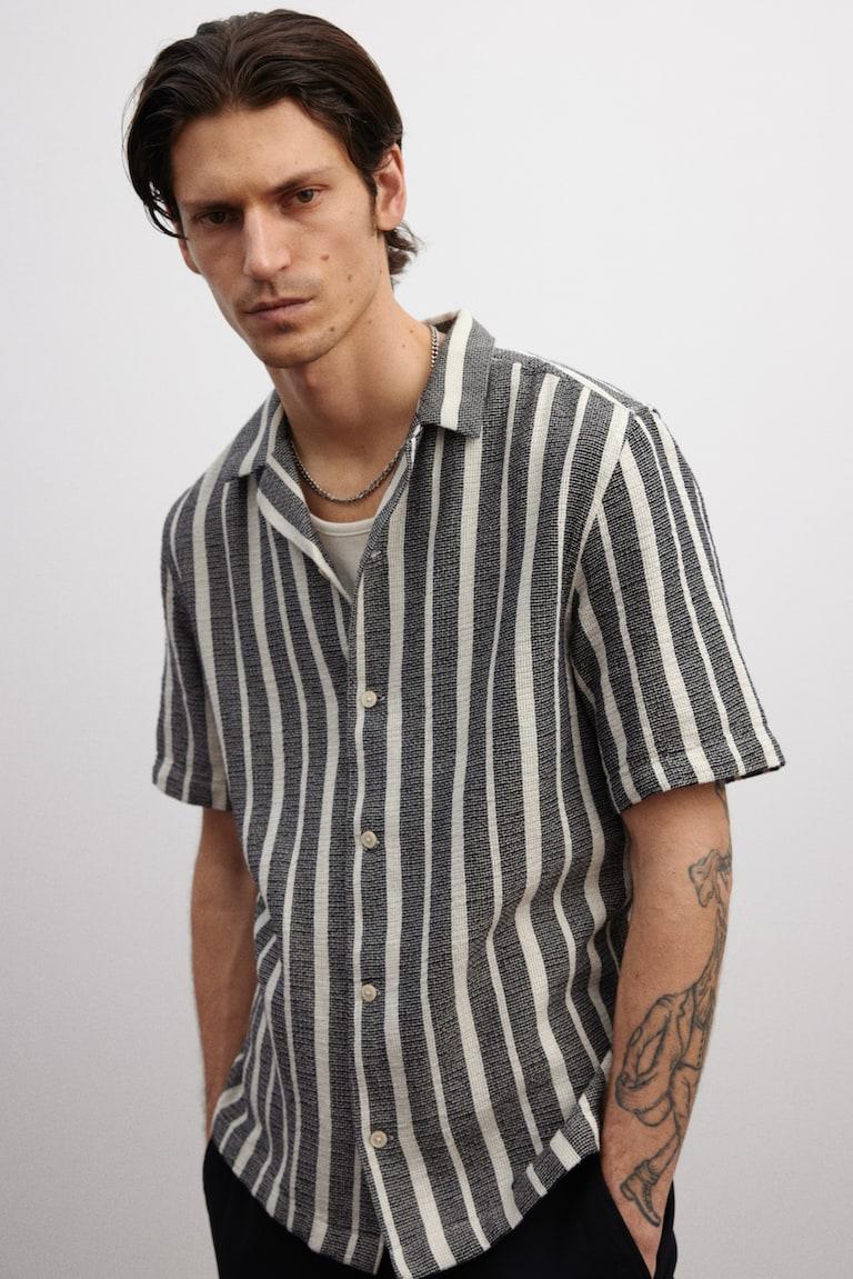 H&M Camisa resort con textura Regular Fit - Marrón/Rayas crema - HOMBRE